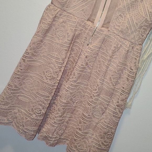 Lace dress - Picture 7 of 7